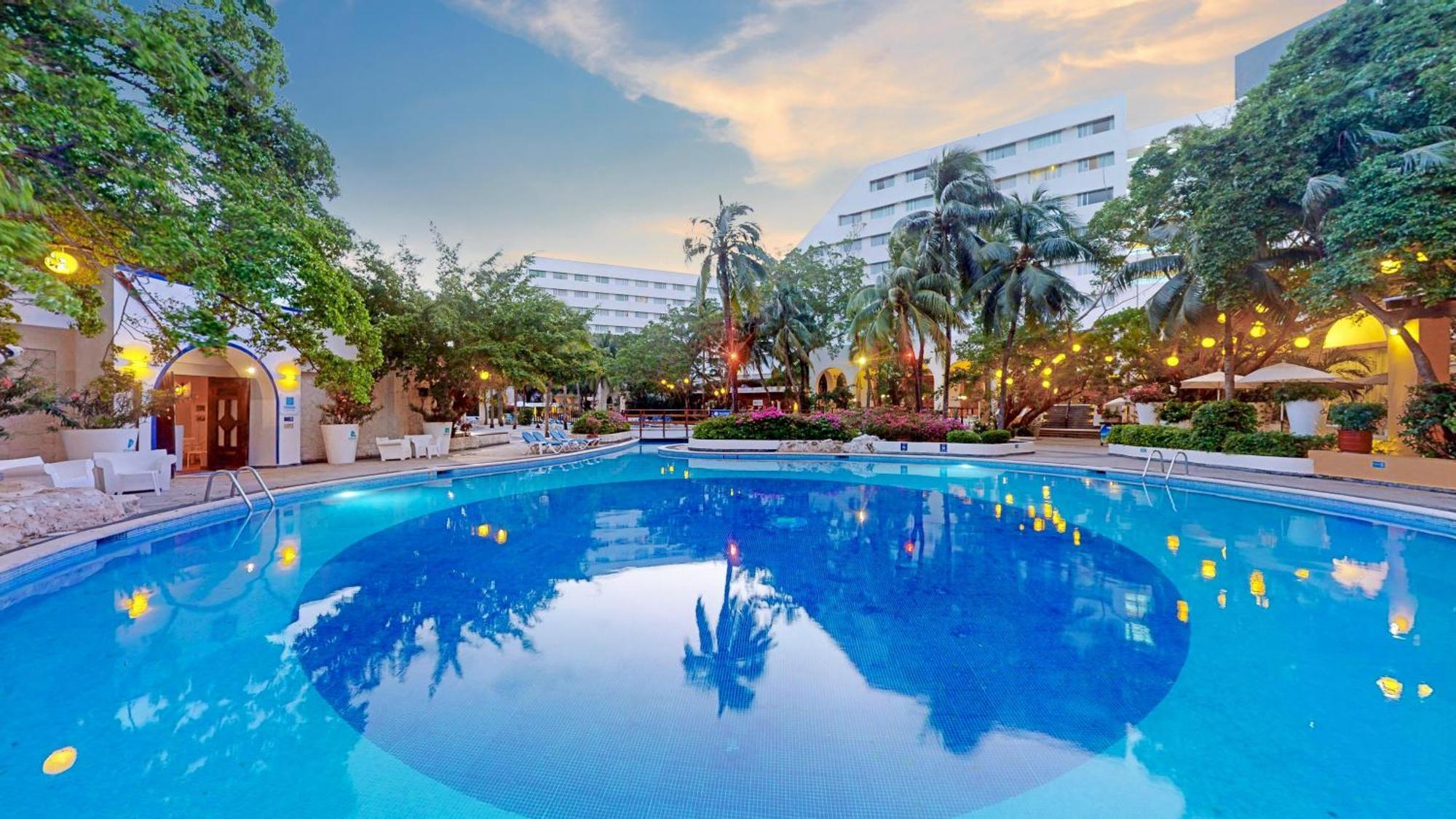 Grand Oasis Palm Hotel Cancún Kültér fotó The pool at the hotel