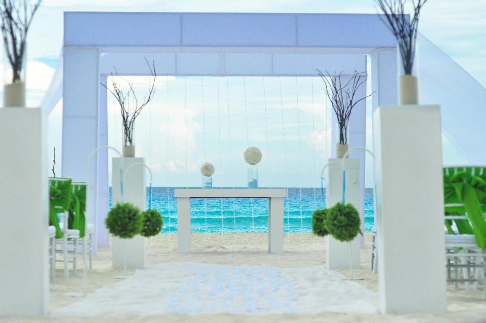 Grand Oasis Palm Hotel Cancún Kültér fotó The beach at the resort