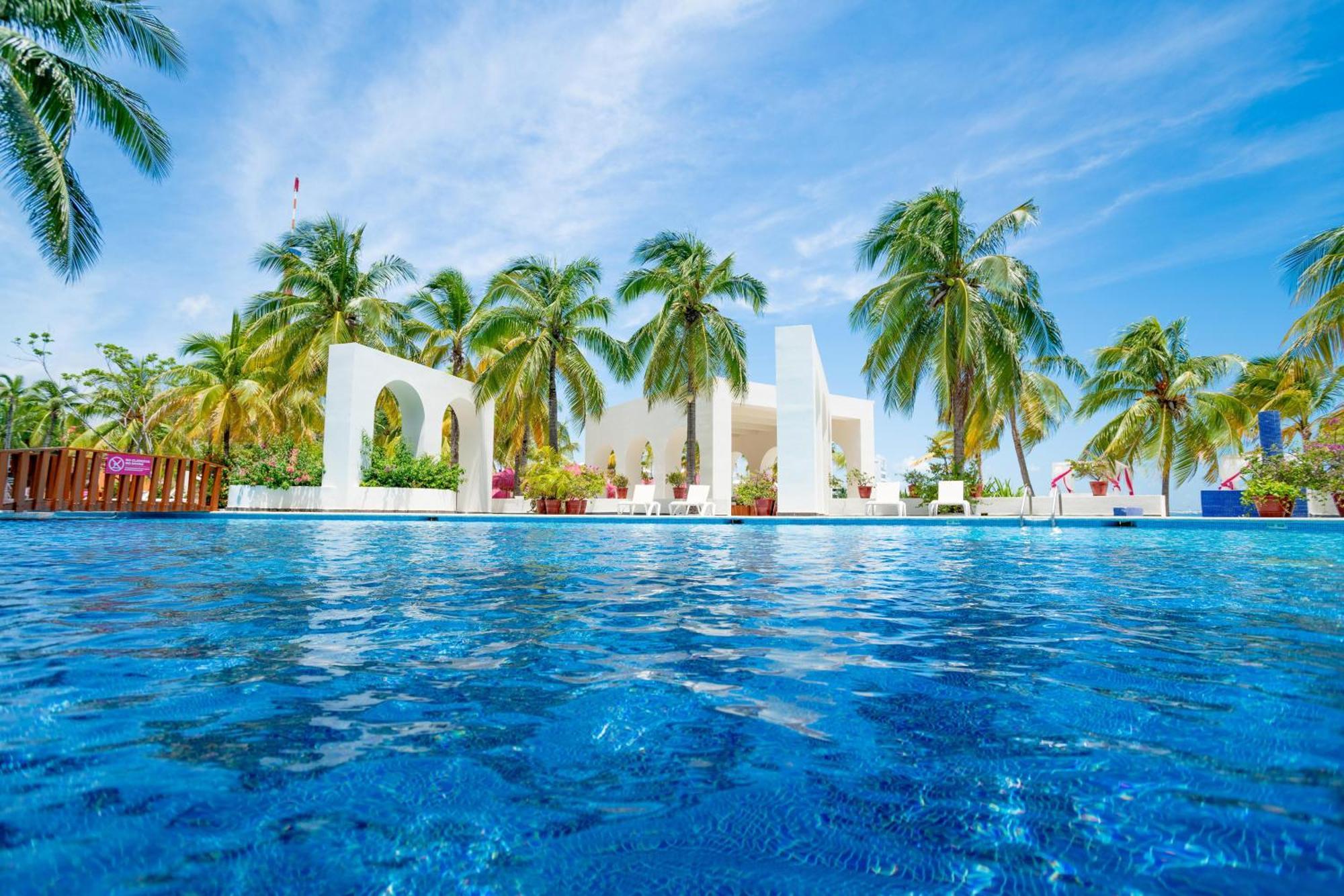 Grand Oasis Palm Hotel Cancún Kültér fotó The pool at the Hard Rock Hotel