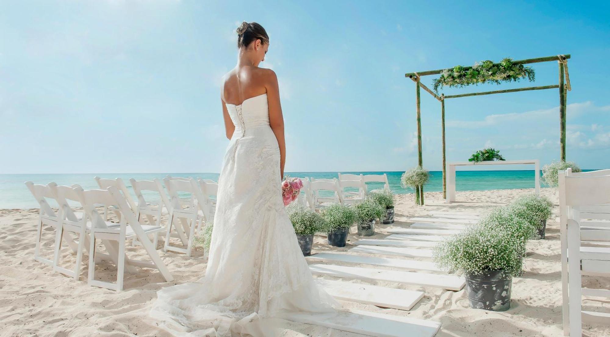 Grand Oasis Palm Hotel Cancún Kültér fotó A bride in a wedding dress