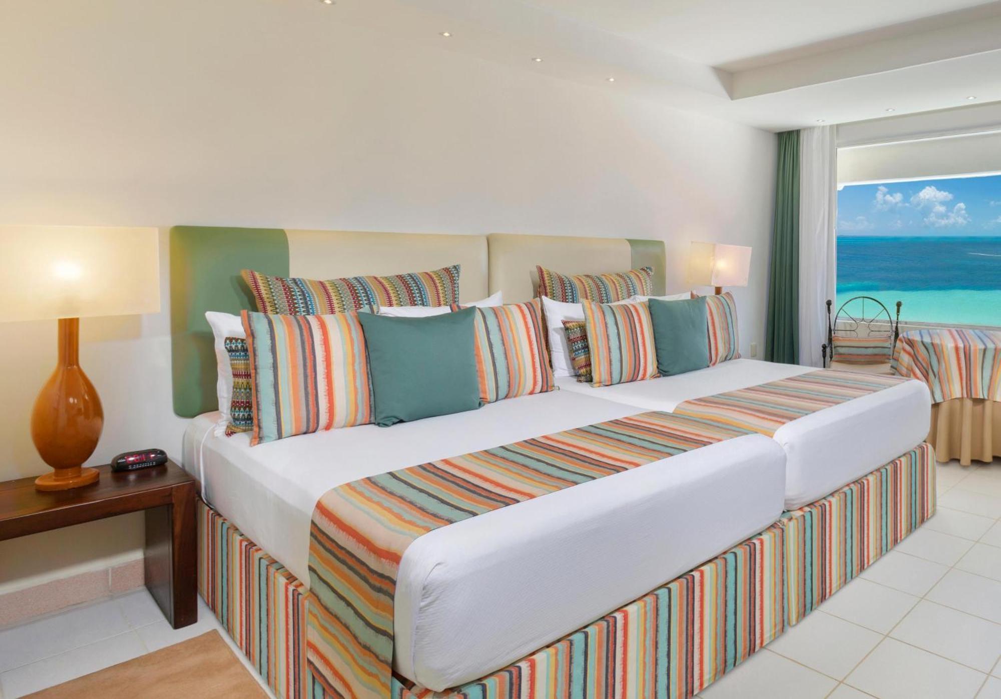Grand Oasis Palm Hotel Cancún Kültér fotó A bedroom at the Iberostar Grand Hotel Bávaro
