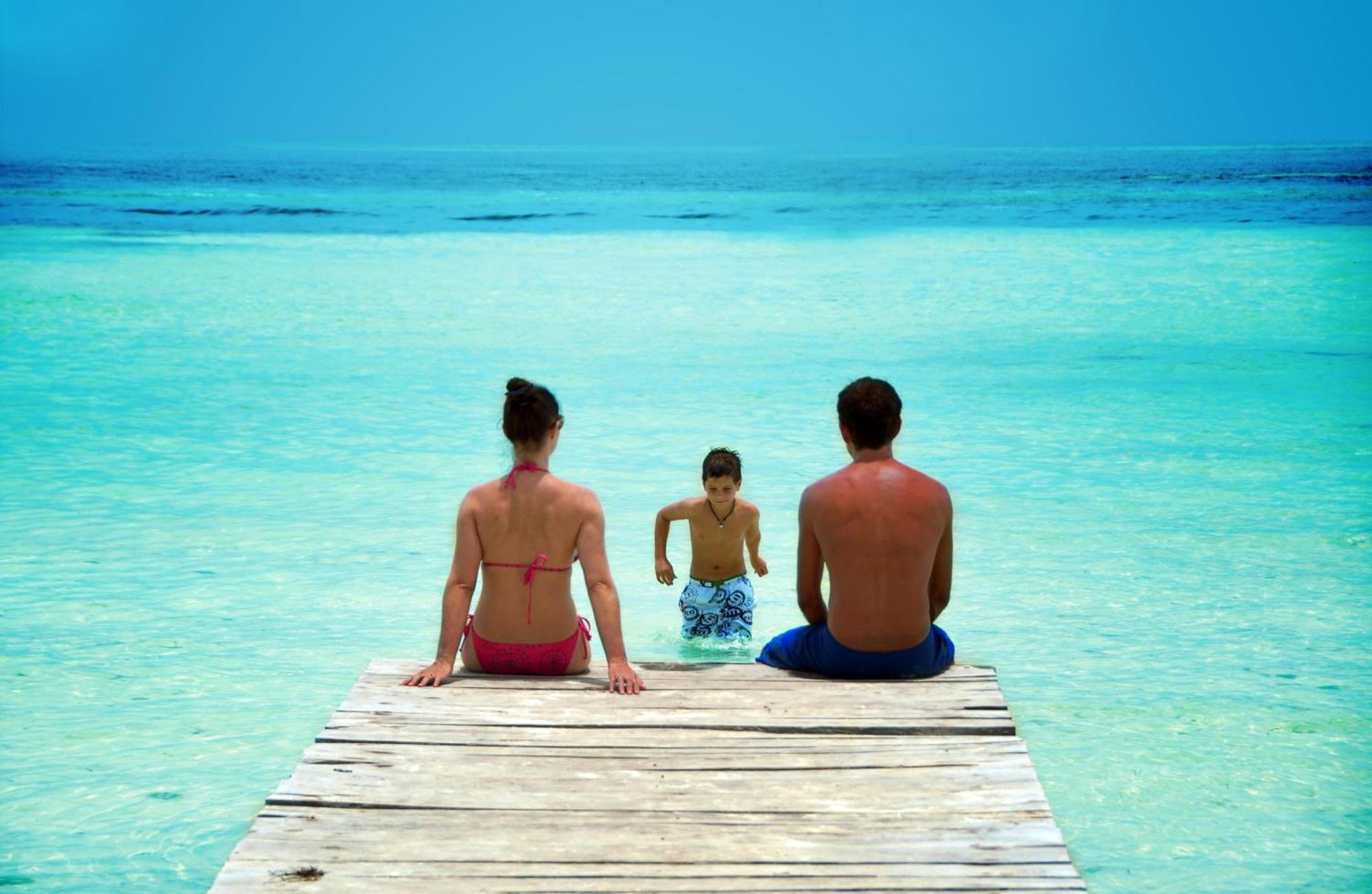 Grand Oasis Palm Hotel Cancún Kültér fotó A family on a pier in the Caribbean