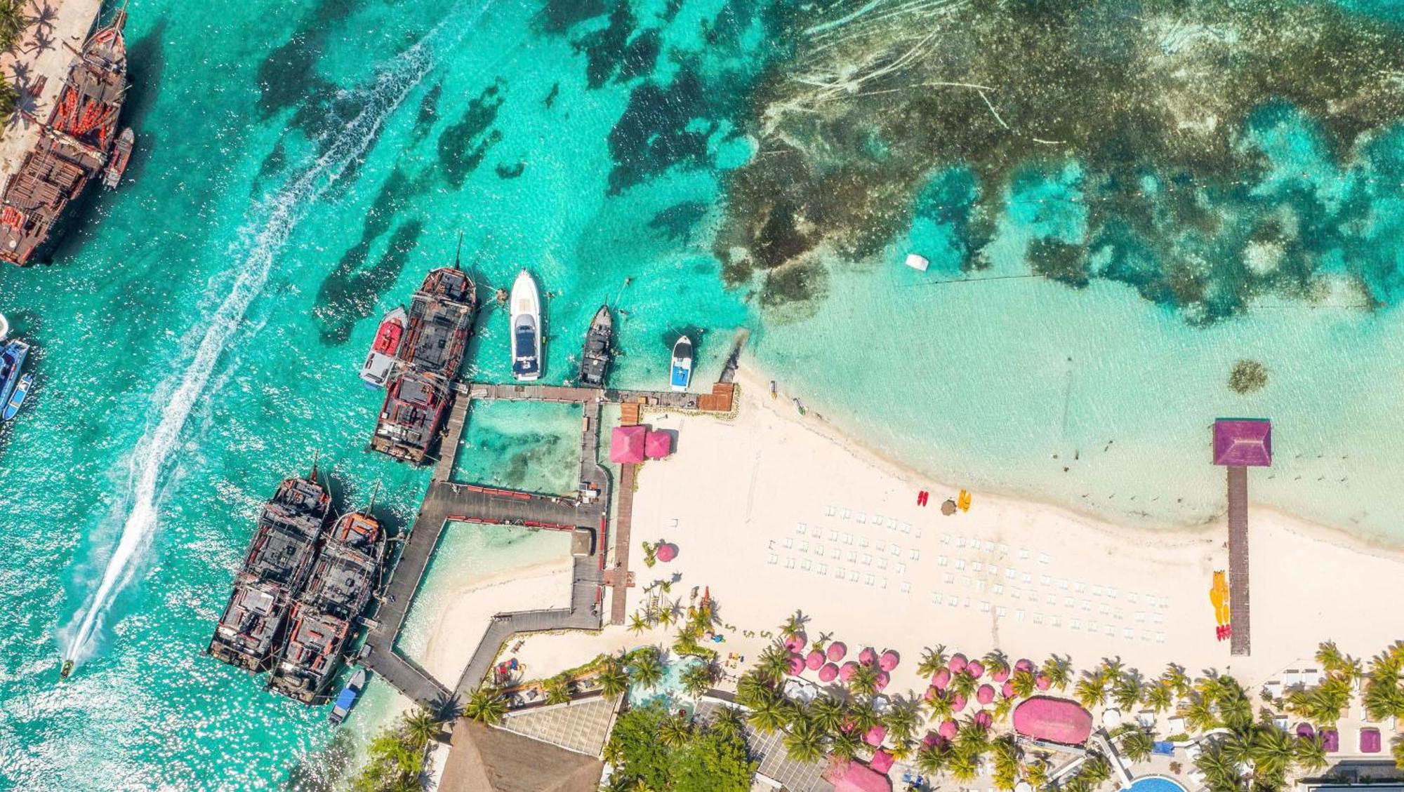 Grand Oasis Palm Hotel Cancún Kültér fotó Aerial view of the island