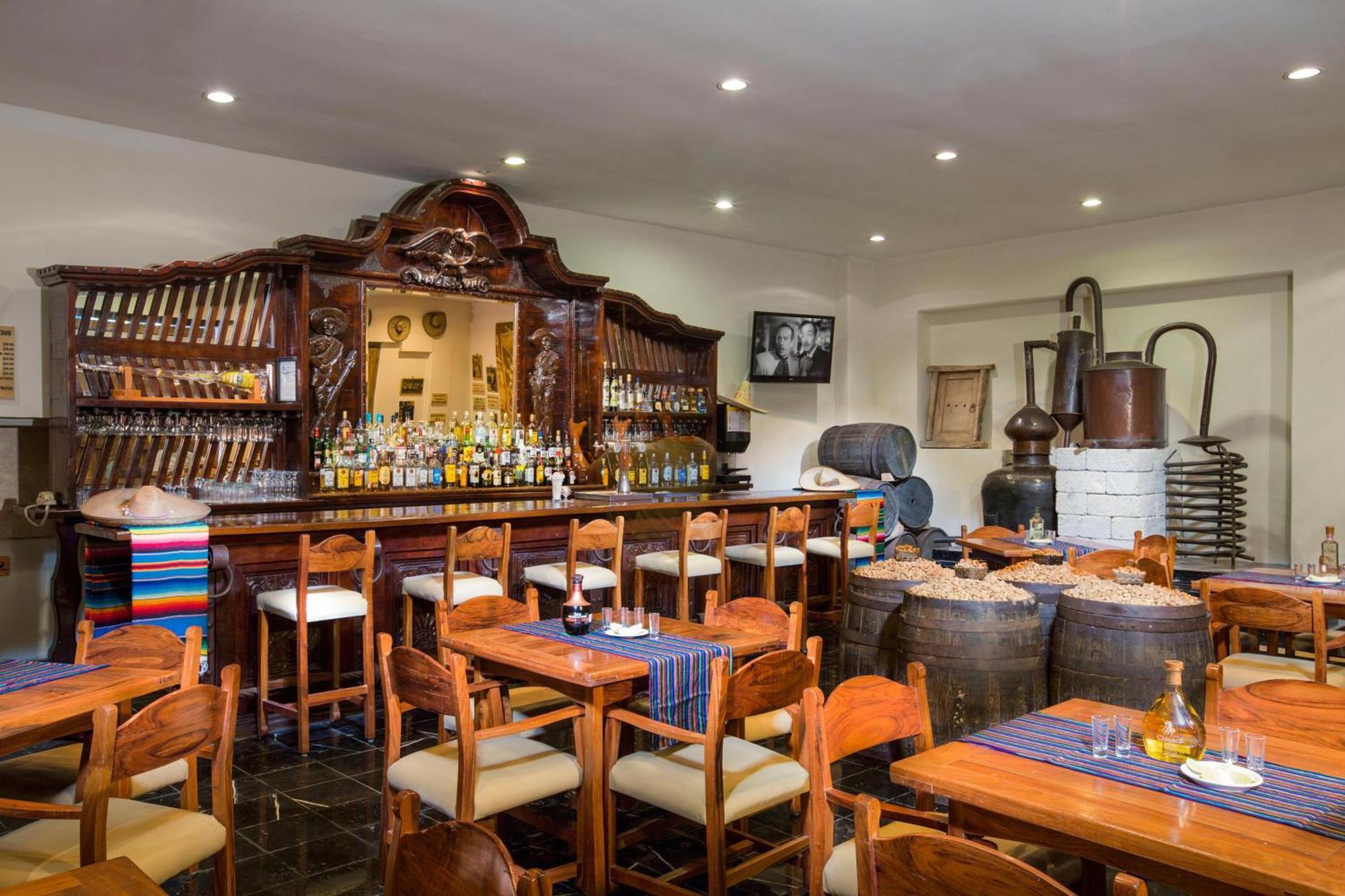 Grand Oasis Palm Hotel Cancún Kültér fotó A mezcal bar in Oaxaca, Mexico